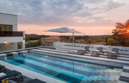 Modern villa Dea with jacuzzi and pool in Porec - Foto 2