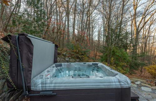 Retro Metro Deck House MCM Gem with Hot Tub & Spectacular Views! - Foto 11