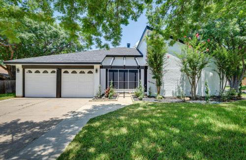 11 Mi to Six Flags! Poolside Oasis in Bedford - Foto 35