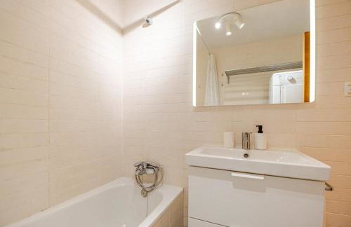 Explore Málaga from a Modern Apartment - Photo 4