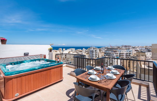 Seashells Penthouse Hot Tub Seaview by Getaways Malta - Foto 1
