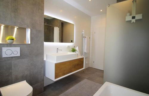 Großes Apartment mit Küche, Dusche, Badewanne, Balkon, Parkplatz vor dem Haus, ruhig gelegen, ADA4 - Foto 15