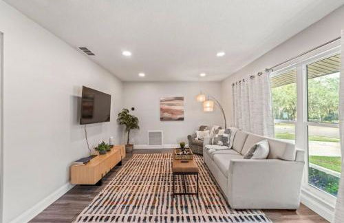 Oversized 4bed + Converted Bedroom, HEATED Pool + Hot Tub - Photo 27