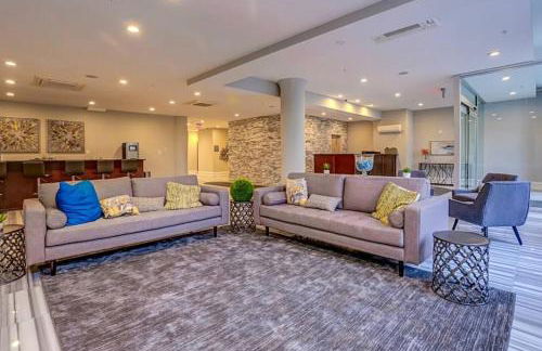 Lavish 1BR with Pool & Gym Access - Foto 42