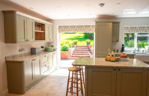 Country Crabtree Bungalow with large wild garden - Photo 5