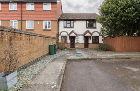 Surrey Stays - 2 Bedroom House, RH1, Contractors Welcome, Sleeps 5 max, 2 Parking Spaces, Near Town Centre, Train Station and Gatwick Airport - Foto 12