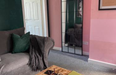 The Hive 2-Bed Apartment with Kitchen and Private Bathroom in Lively Monton Village - Sleeps 4 - Free WiFi - Parking Nearby - Foto 10