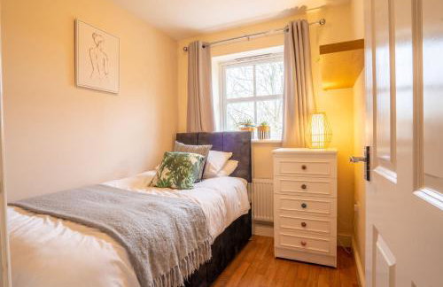 Central location -3 Beds, 2 baths , off-street parking, fast Wifi, sleeps 7 - Foto 14