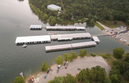 Lavish Retreat with Decks, Steps to Table Rock Lake! - Foto 45