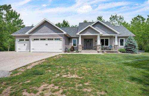 Lakeside Retreat with Hot Tub & Game Room home - Foto 14