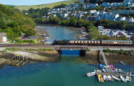 Riverside Apartment with Stunning Views & Patio - Foto 41