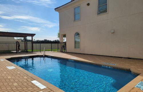 4 BR Smart Luxe Condo, Gated Community, Pool View, Mins to Costco & Top Golf - Foto 1