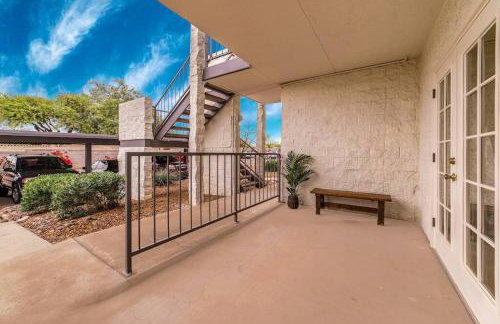 Bright Eastside 2BD 2BA Retreat w Pool and Parking - Foto 30