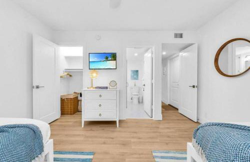 Lux Beachside 2nd Floor Condo 3 Steps to the Beach! - Foto 16