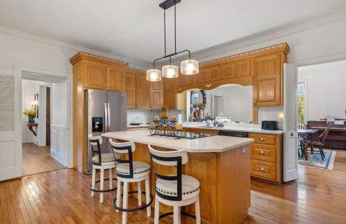 Stylish Mountain Retreat with Sunroom and Pergola - Foto 24