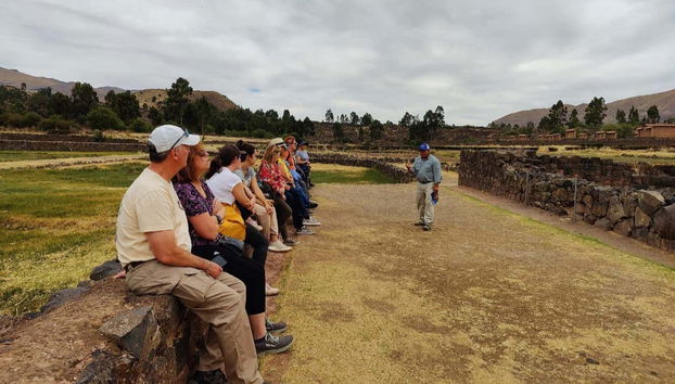 Escutando as explicações do guia