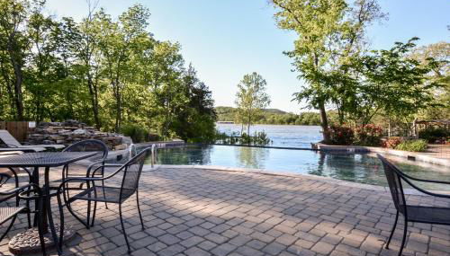 Luxury Lakefront Chalet Resort 2 Pools FREE Amenities Dock MiniGolf Waterslide - Foto 2