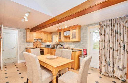 North Lodge - 17th Century Gate Cottage at Hassop Hall - Photo 5