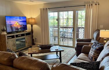 Lakefront Condo A-1 with Large Balcony - Foto 15