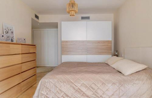 Elegant Marbella Apartment, 5-Pool Oasis, Sunlit Terrace, Garage - Photo 14