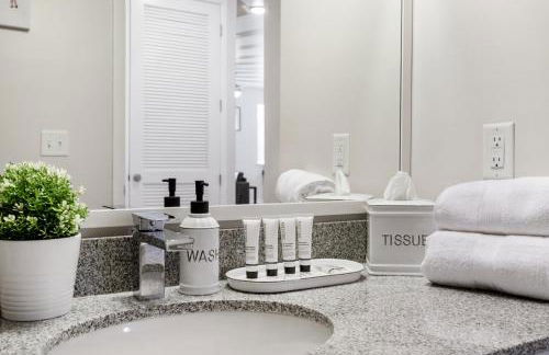 Modern Home 2BR 2BA Free Off-Street Parking & Wifi - Foto 13