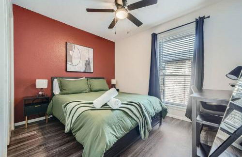 Your Modern 2B Getaway - W/D, Pool, Prkg - 10min to DTWN - Foto 33