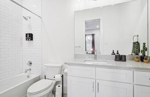 Best of The Cedars - Dallas Views Rooftop Luxury - Photo 26