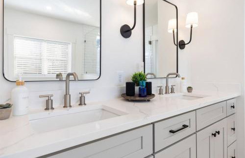 Bancroft Bungalow - Hot Tub, Fire Pit - Near Uptown - Foto 19