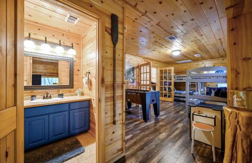 Hickory Bear - Cabin surrounded by pines, Sleeps 10, Hot Tub, Fire Pit, Arcade, Foosball Table & Deck Slide - Photo 39