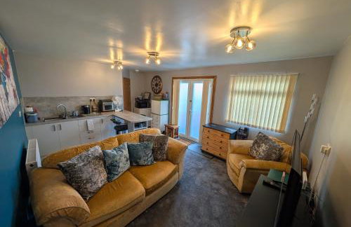 Private, Modern and Detached Garden Apartment - Photo 4