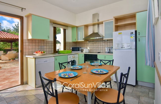 Large Pool & Garden, Billiard, Peaceful Area, Near to the Sea, Coral Bay Paphos - Foto 47