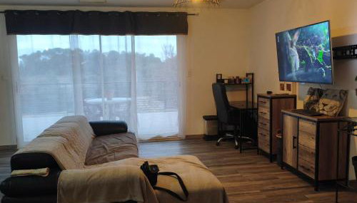 Grande villa 2 chambre ,salle de bain, grand séjour avec cuisine équipée et salle a manger, une grande terrasse de 40m2 donnant sur un grand jardin avec un parking en gravier de 500m2 - Foto 5