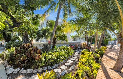 NEW LISTING! Reel Joy Waterfront Luxe with Pool and Private Dock home - Foto 57