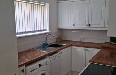 5 bedroom house - Cheshire Oaks - Photo 8