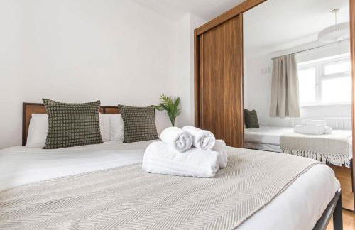 3 Bed House Sleeps 8 -Near Heathrow -Free Parking - Foto 5