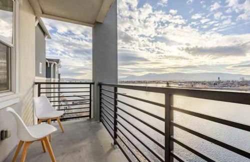 Stunning Water View 2BR · Jacuzzi & Rooftop Lounge - Foto 11
