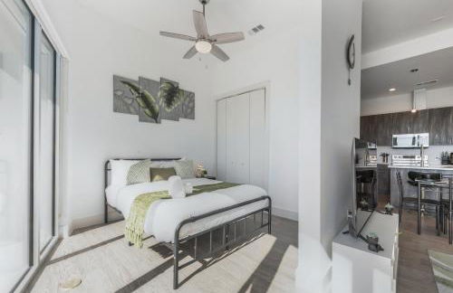 Snappy loft style 2BR I Gym I Parking I Workspace - Photo 12