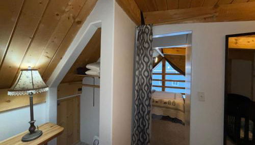 Talkeetna Log Cabin with Hot Tub Unit 1 - Foto 3, wardrobe