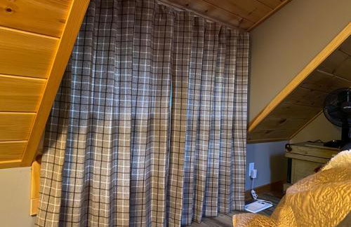 Cabin in the woods with fire pit and porch - Foto 2