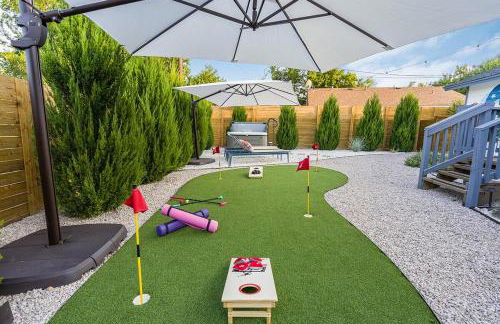 Modern 3BR Retreat with Fun Yard, Mini-Golf, Hot Tub & BBQ Dining Deck - Foto 46