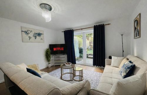 4 Bed Cosy Home w Free parking, Pets Welcome - Foto 3