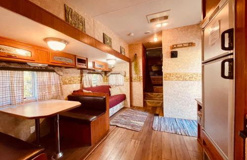 Vintage RV Creekside Nature Retreat near Ojai next to Swim Holes Hike - Foto 8