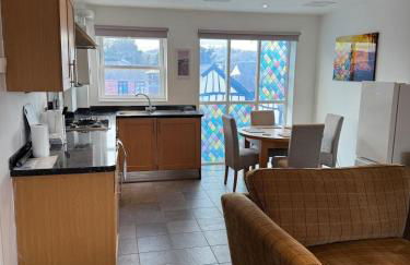 Modern, Sleeps 6, First floor, Parking, Beautiful rural market town, Llani - Foto 1