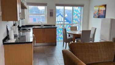 Modern, Sleeps 6, First floor, Parking, Beautiful rural market town, Llani - Foto 1