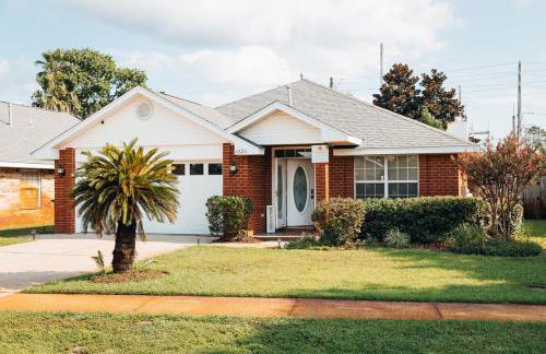 Golden Hour Getaway- Guest Favorite, 2 Min to Beach, Seasonal Pool & Arcade - Foto 7