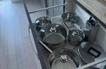 One bedroom with modern kitchen, balcony with water view - Foto 11