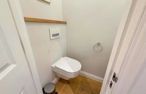 2-Bedroom flat with private patio & firepit in Shepherds Bush near Hammersmith by Staylio Ltd - Foto 35