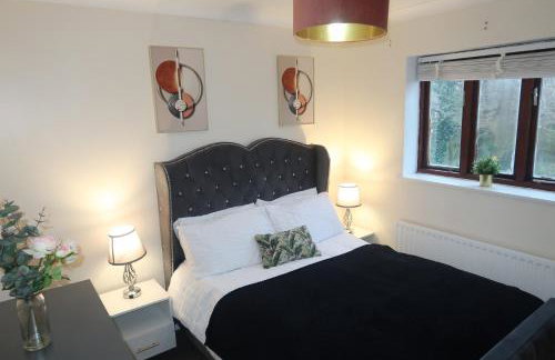 Cozy 3 Bedroom Home with Garden & Free Parking - Milton Keynes - Foto 1