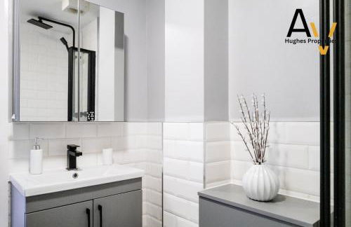 Northampton Pop Art House - Free Parking - Fast Wi Fi by AV Hughes Properties - Photo 17