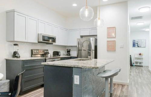 3BR Modern, Gated Home w FreePking, BBQ, Firepit, Mins to Downtown - Foto 15
